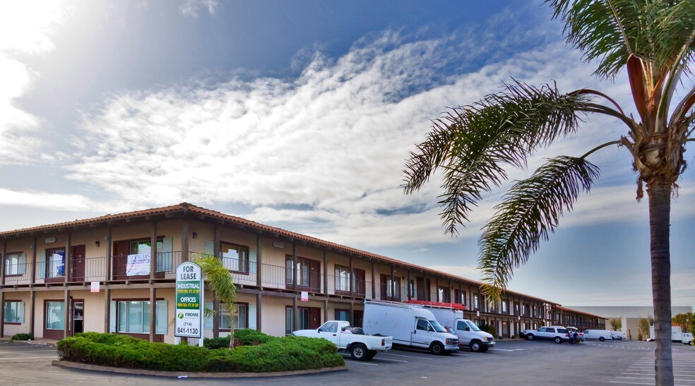 1580 E Edinger Ave, Santa Ana, CA à louer - Photo du bâtiment - Image 2 de 3