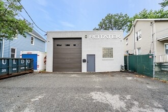 353 Railroad Ave, Hackensack, NJ à louer Photo du bâtiment- Image 1 de 14