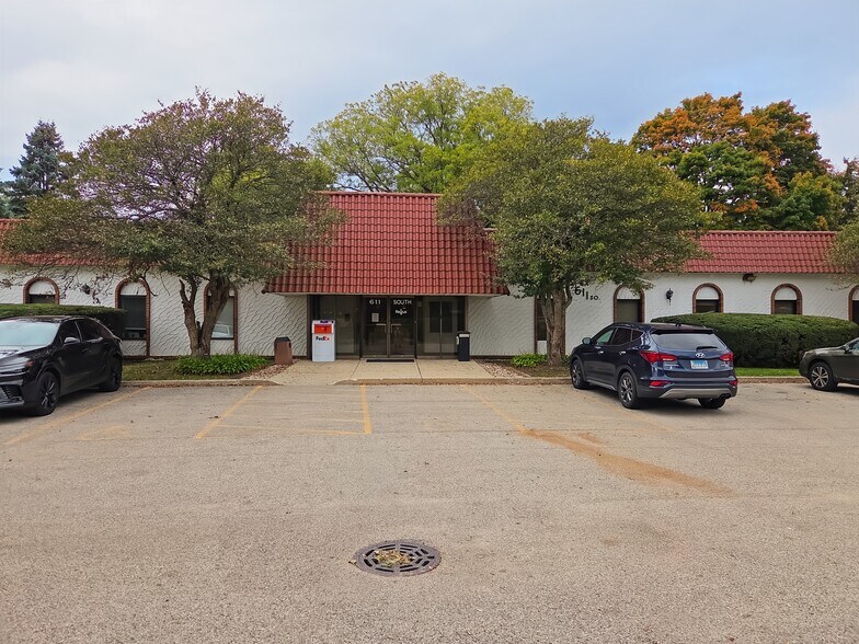 611 S Milwaukee Ave, Libertyville, IL à louer - Photo du bâtiment - Image 2 de 22