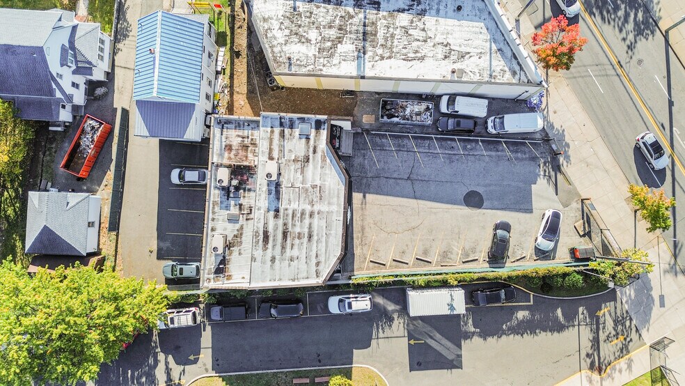 1605 Forest Ave, Staten Island, NY à vendre - Photo du bâtiment - Image 2 de 23