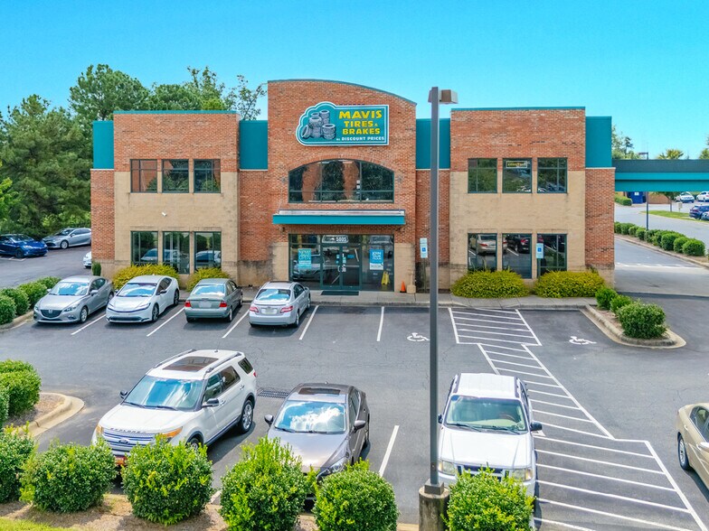 5080 Highland Shoppes Dr, Charlotte, NC à vendre - Photo du bâtiment - Image 1 de 8