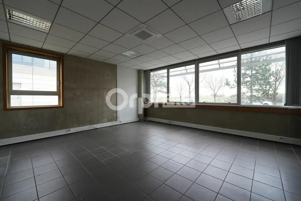 Office in Bron for lease Interior Photo- Image 1 of 20