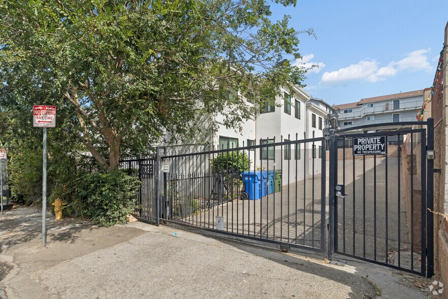 7323 Valmont St, Tujunga, CA à vendre - Photo du bâtiment - Image 3 de 23