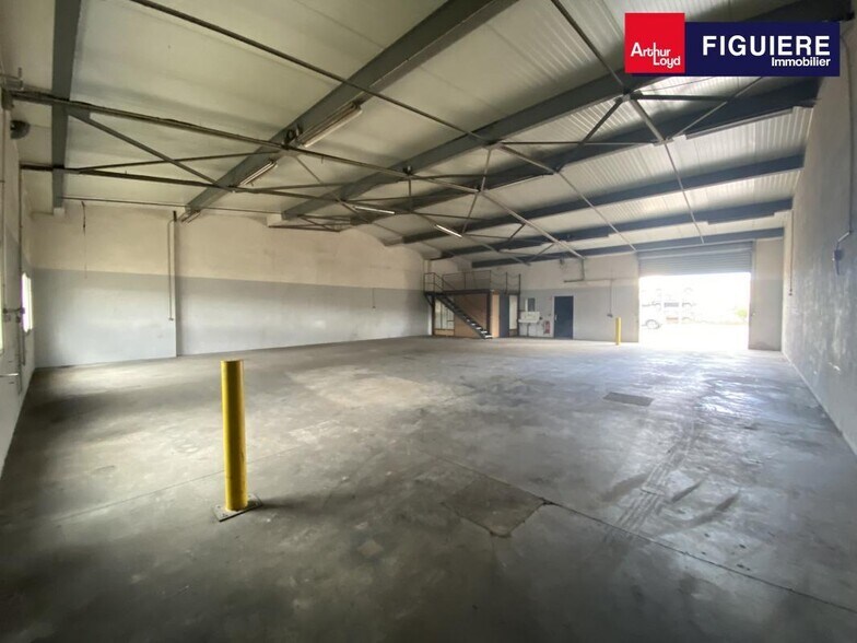 Flex in Istres for lease - Building Photo - Image 2 of 17
