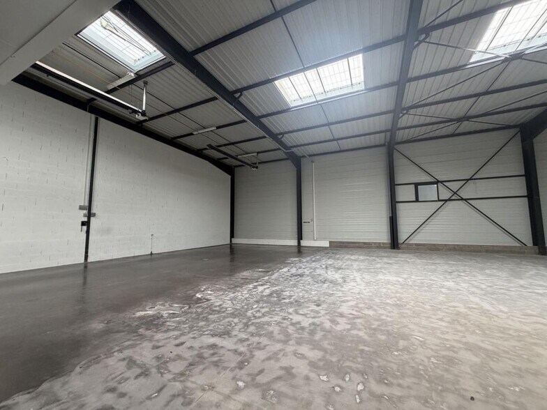 Flex in Vénissieux for lease - Building Photo - Image 3 of 9