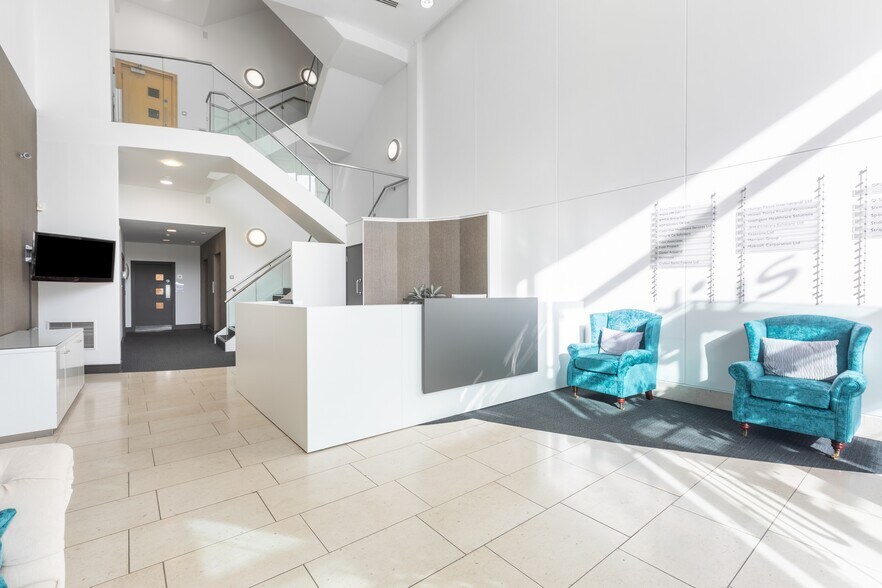 41 London Rd, Reigate for lease - Interior Photo - Image 2 of 10