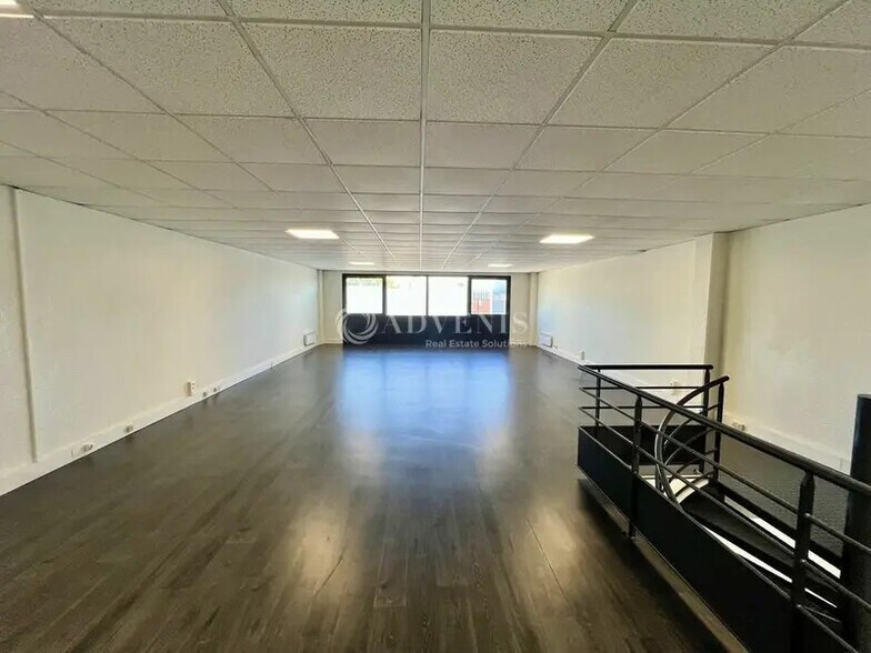 Flex in Herblay-sur-Seine for lease - Interior Photo - Image 3 of 12