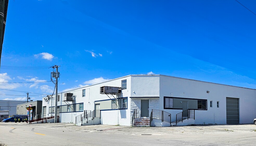1080-1090 E 14th St, Hialeah, FL à louer - Photo du bâtiment - Image 1 de 12