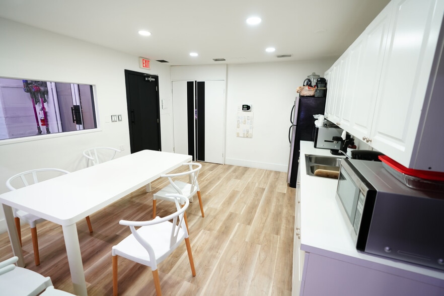 667 NW 29th St, Miami, FL for lease - Interior Photo - Image 2 of 28