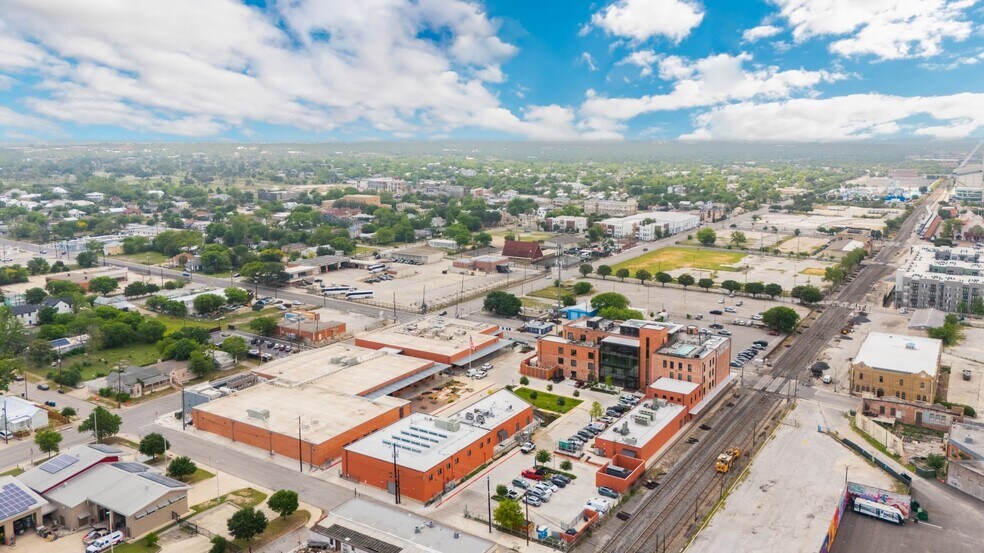 1305 E Houston St, San Antonio, TX à louer - Aérien - Image 3 de 14