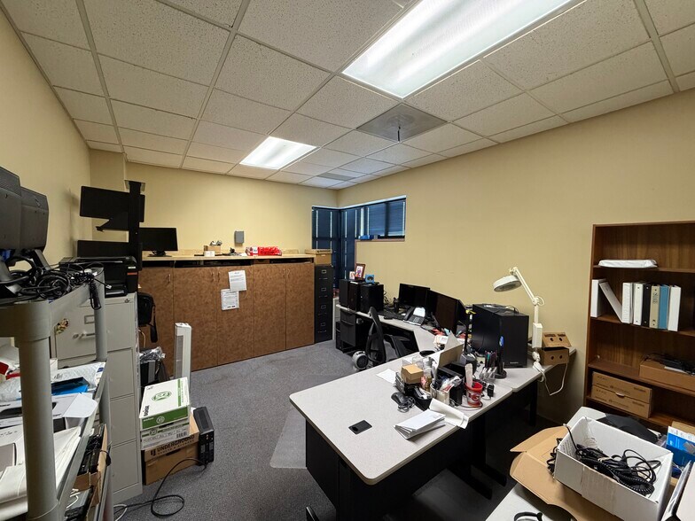 17811 E 40 Hwy, Independence, MO à vendre - Photo du bâtiment - Image 2 de 31