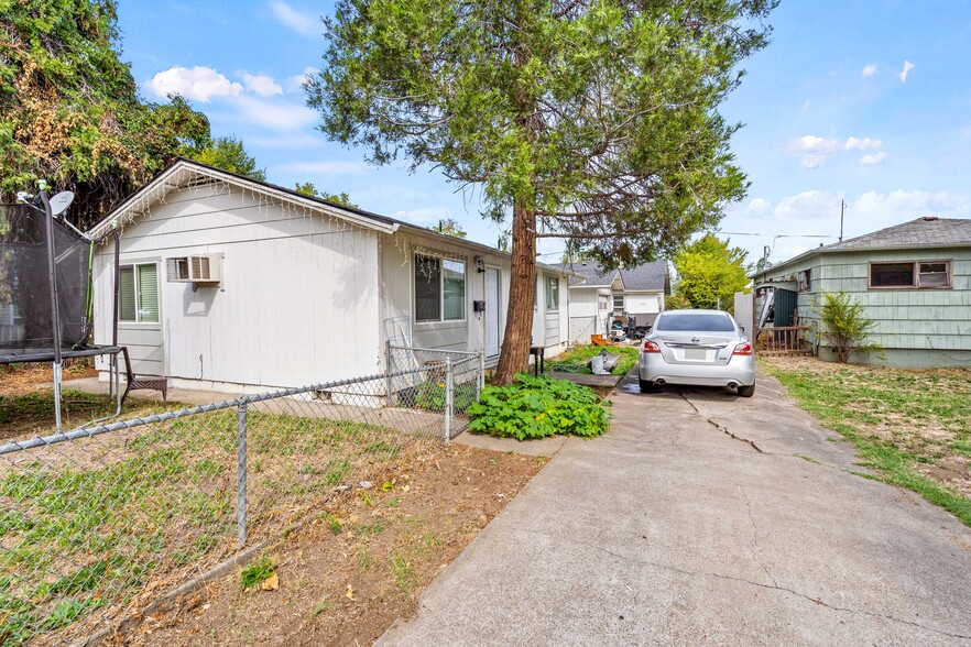 1036 W 12th St, Medford, OR à vendre - Photo principale - Image 1 de 24