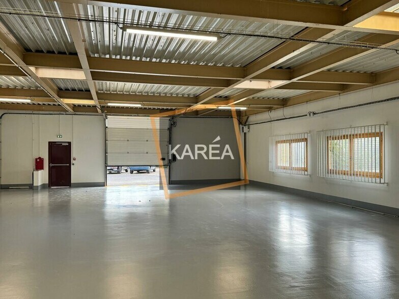 Flex in Croissy-Beaubourg for lease - Interior Photo - Image 1 of 5