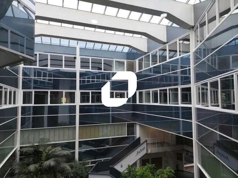 Office in Guyancourt for lease - Interior Photo - Image 2 of 13