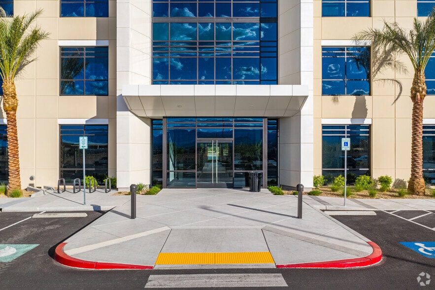 8400 W Sunset Rd, Las Vegas, NV for lease - Building Photo - Image 3 of 5