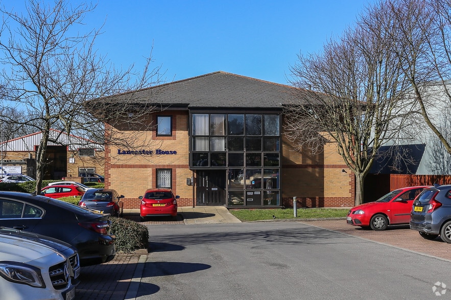 16 Moorfield Clos, Yeadon for lease - Building Photo - Image 3 of 3