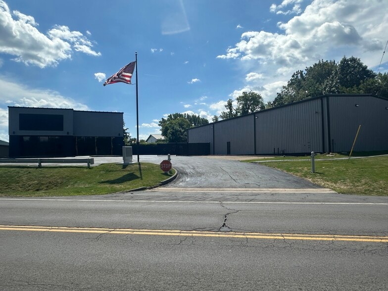 335 Commerce Blvd, Liverpool, NY for lease - Building Photo - Image 2 of 11