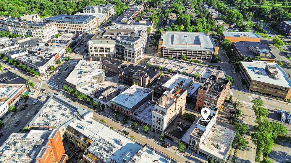 361 E Maple Rd, Birmingham, MI à louer - Photo du bâtiment - Image 2 de 18