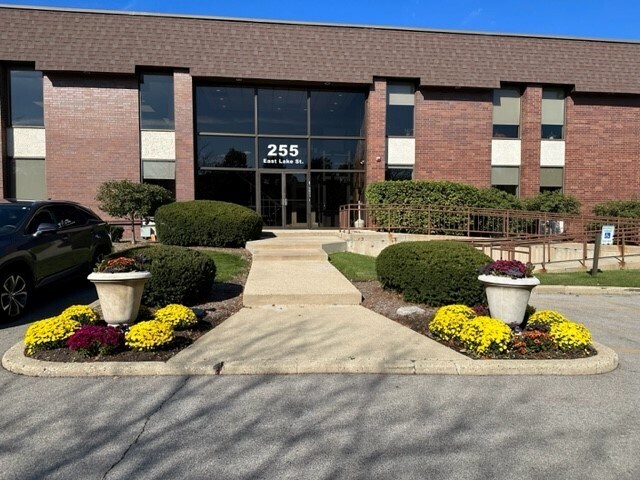 255 E Lake St, Bloomingdale, IL à louer - Photo du bâtiment - Image 3 de 21