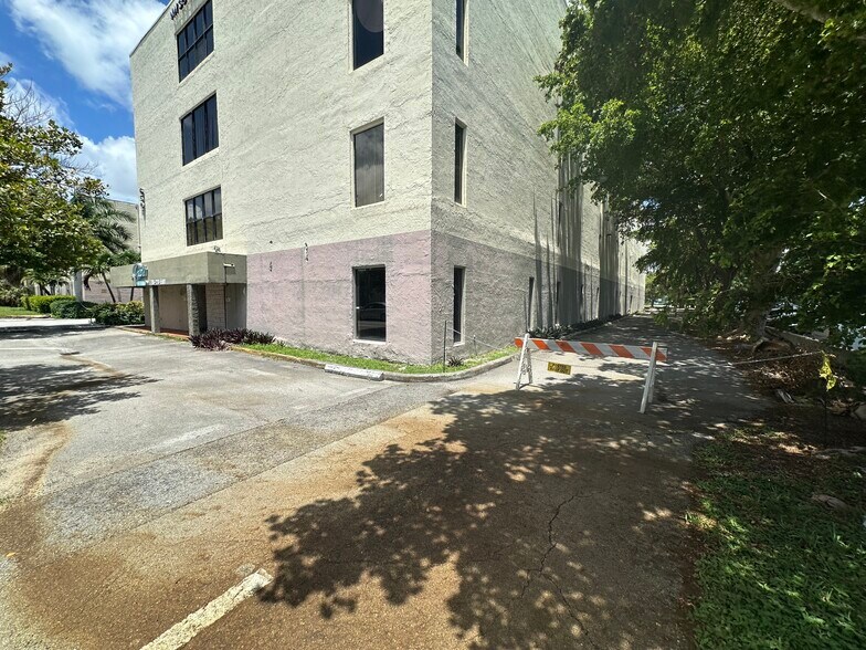 6595 NW 36th St, Miami, FL à vendre - Photo du bâtiment - Image 2 de 8