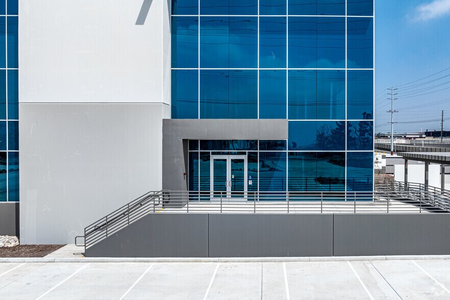 13160 Napa St, Rancho Cucamonga, CA à louer - Photo du bâtiment - Image 2 de 7