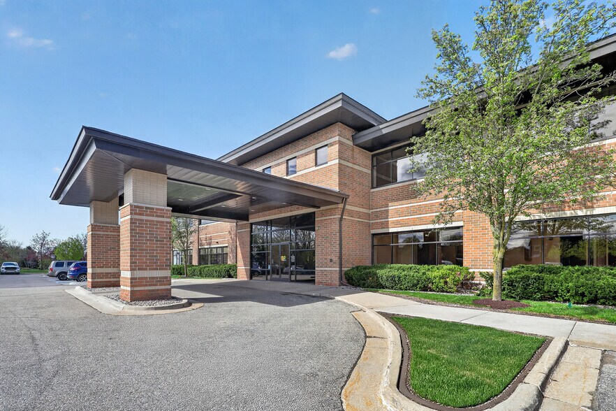 39475 Lewis Dr, Novi, MI à louer - Photo du bâtiment - Image 3 de 14