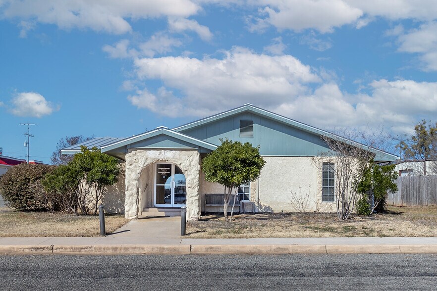 305 W Dallas St, Llano, TX à vendre - Photo du bâtiment - Image 2 de 31