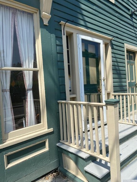 1 Albany Ave, Kinderhook, NY à vendre - Photo du bâtiment - Image 2 de 9