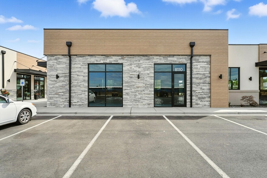 6018 W Clearwater Ave, Kennewick, WA for lease - Building Photo - Image 2 of 24