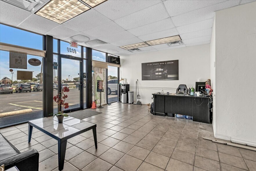 8020 NW Expressway St, Oklahoma City, OK à louer - Photo du bâtiment - Image 3 de 24