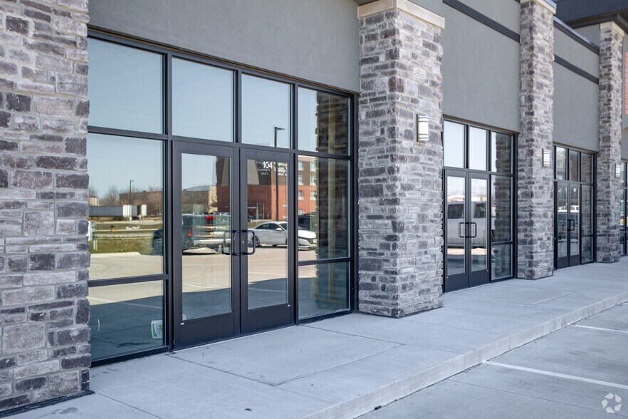 2575 SE Hulsizer Rd, Ankeny, IA à vendre - Photo du bâtiment - Image 2 de 6