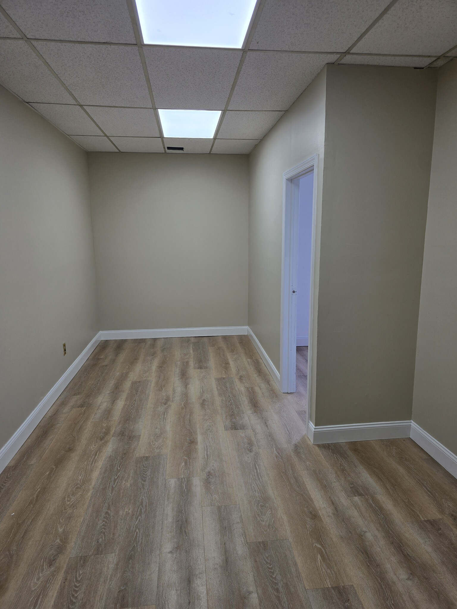 1120 Old Country Rd, Plainview, NY à louer Photo intérieure- Image 1 de 5