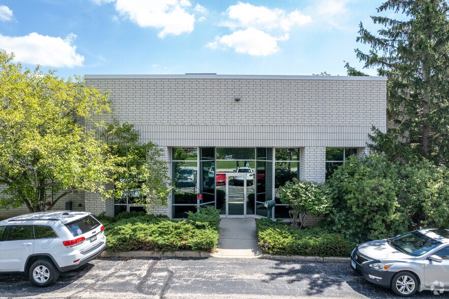 75 Chancellor Dr, Roselle, IL for sale - Building Photo - Image 2 of 7