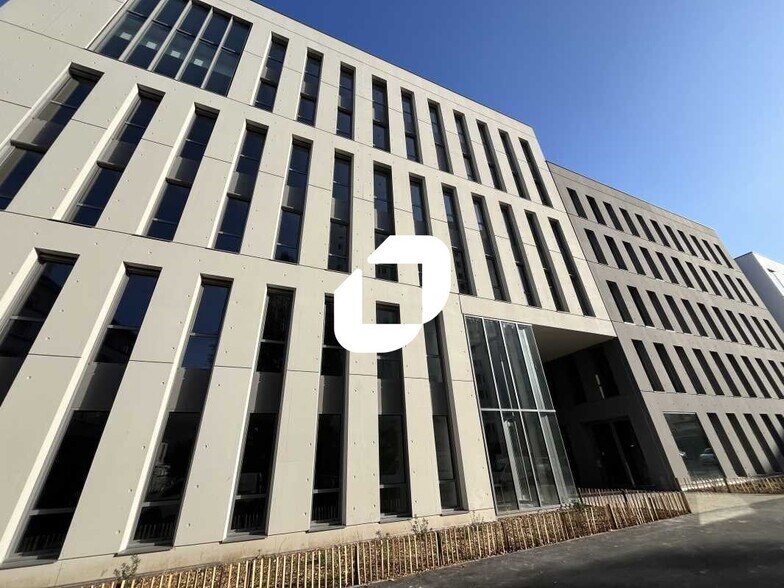 Bureau dans Villeurbanne à louer - Photo du bâtiment - Image 3 de 24