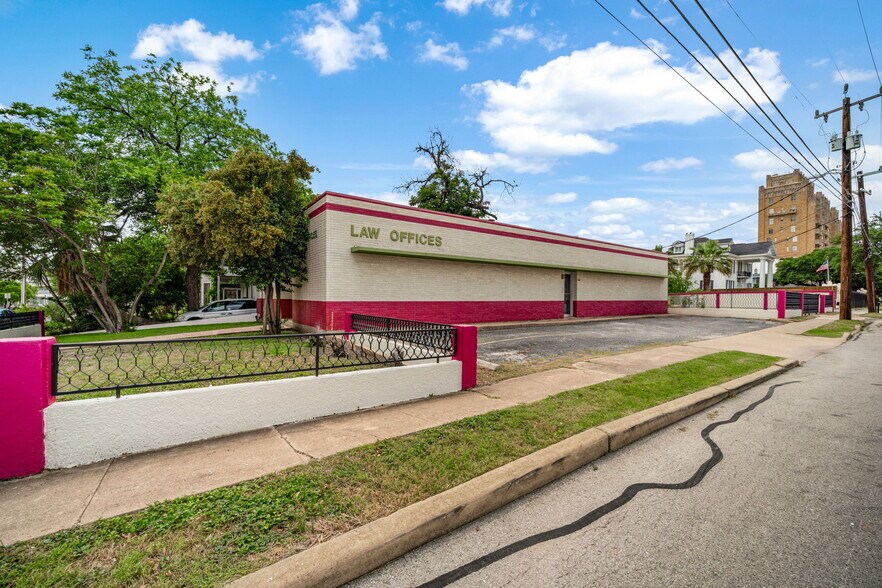 201 W Poplar St, San Antonio, TX à vendre - Photo du bâtiment - Image 3 de 42