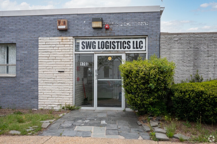 170 Allen Blvd, Farmingdale, NY à louer - Photo du bâtiment - Image 3 de 9