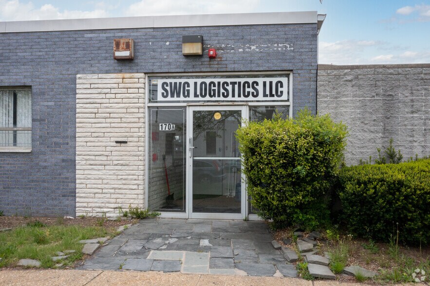 170 Allen Blvd, Farmingdale, NY à louer - Photo du bâtiment - Image 3 de 9