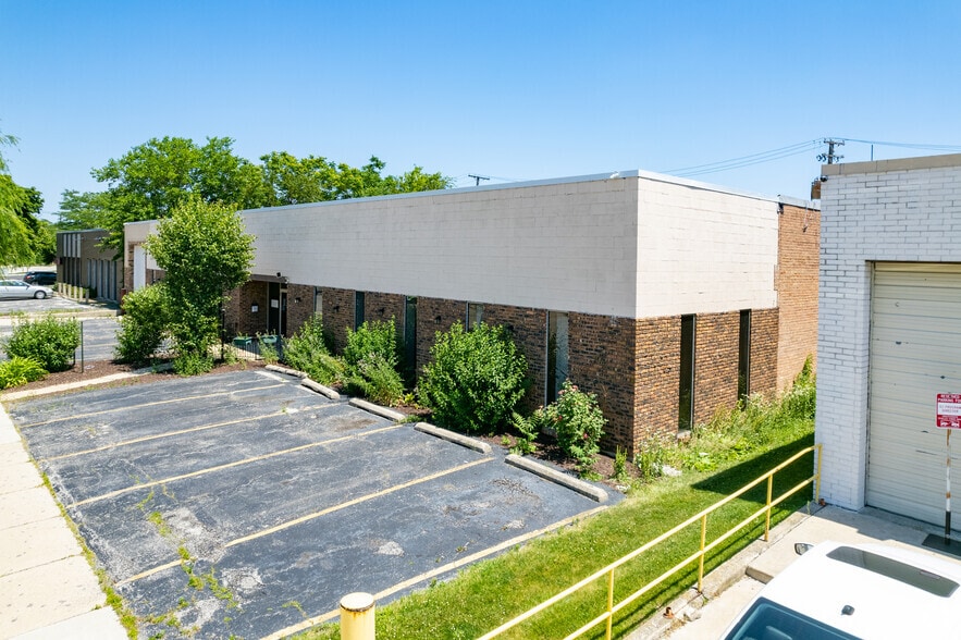 6445 Hamlin Ave, Lincolnwood, IL for lease - Building Photo - Image 2 of 14