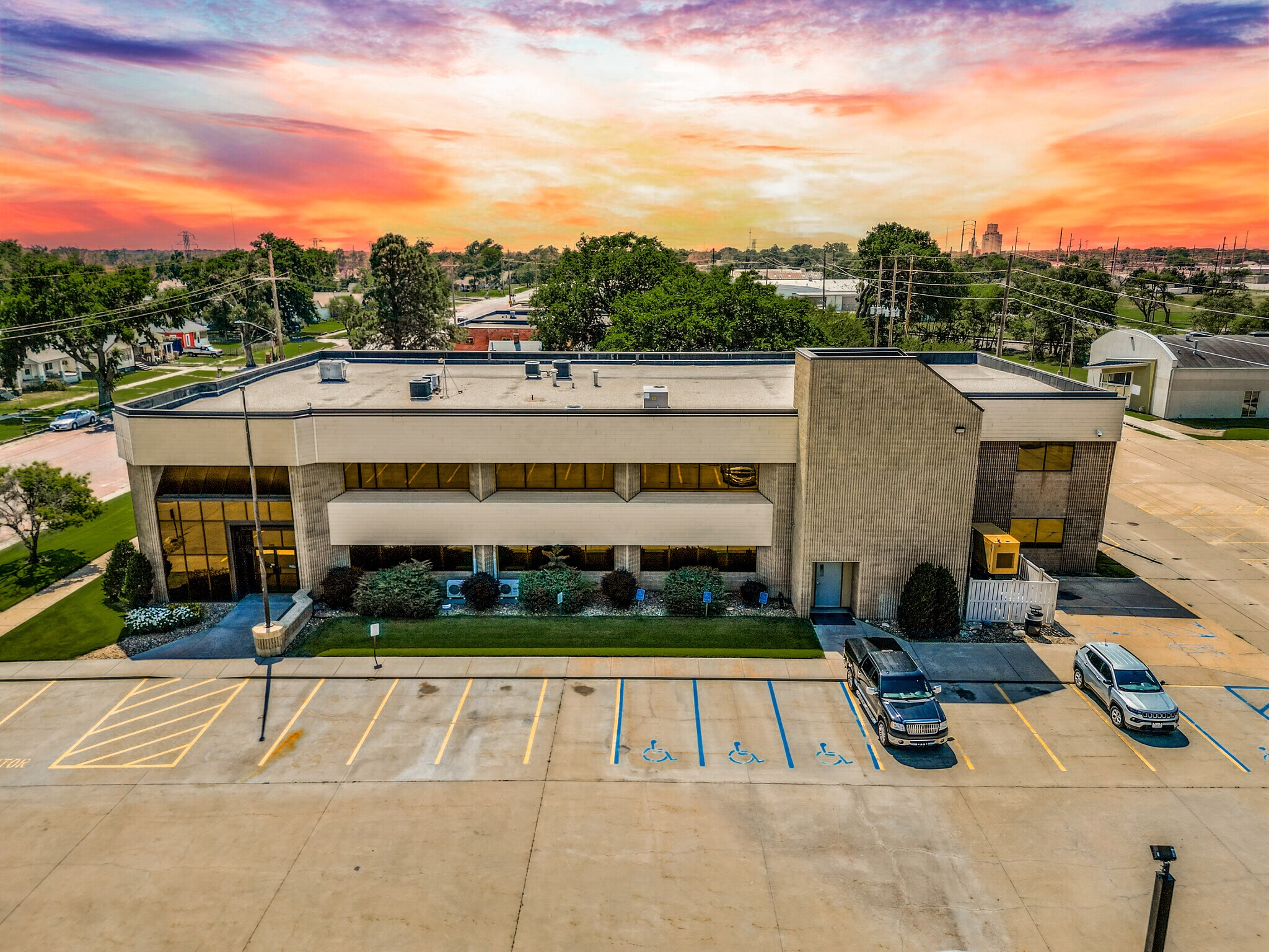 500 W 1st Ave, Hutchinson, KS for sale Primary Photo- Image 1 of 72