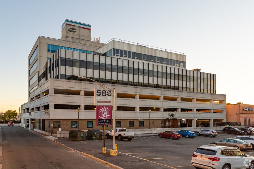 591 Stewart Ave, Garden City, NY à louer - Photo du bâtiment - Image 2 de 8