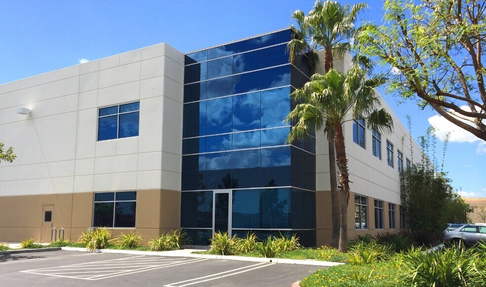 14300-14320 Arminta St, Panorama City, CA à louer - Photo du bâtiment - Image 3 de 6