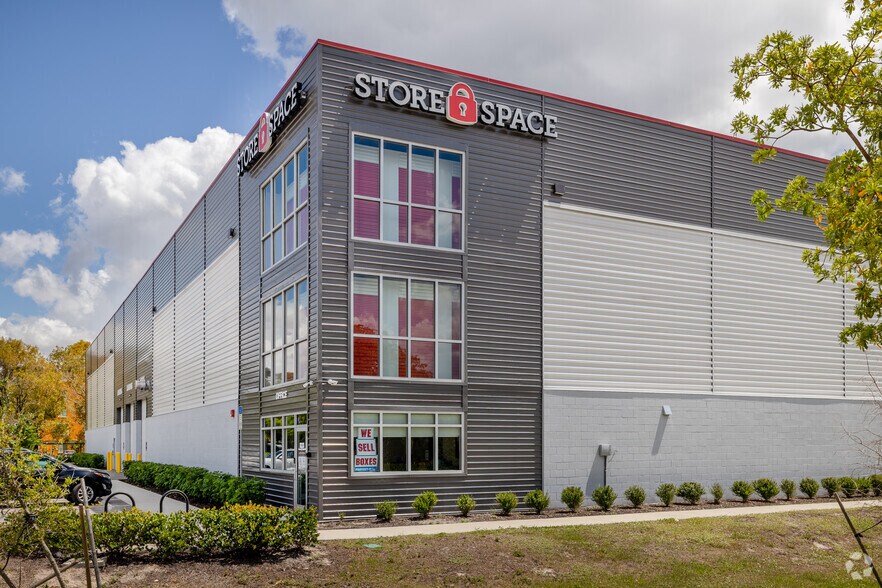 2320 E Mall Dr, Fort Myers, FL à louer - Photo du bâtiment - Image 1 de 16