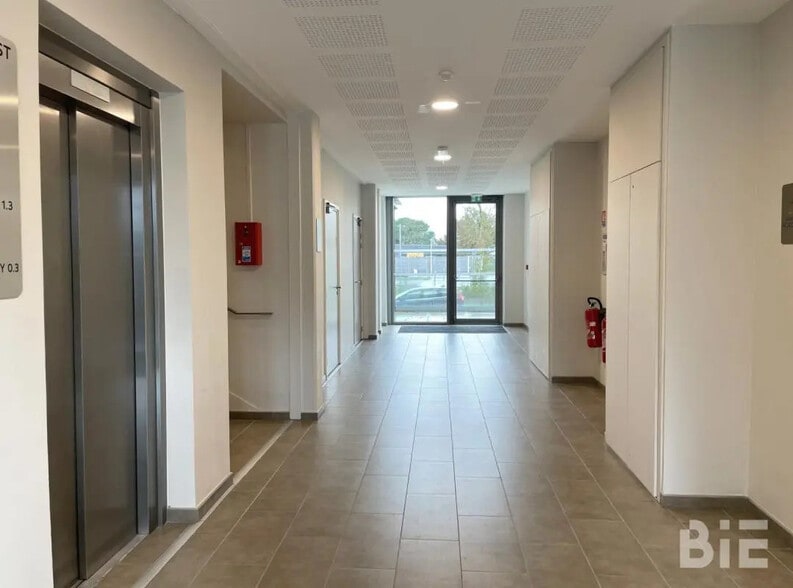 Office in Mérignac for lease - Lobby - Image 2 of 8
