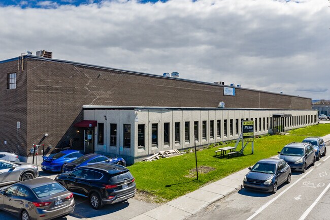 Plus de détails pour 401-425 Blvd Montpellier, Montréal, QC - Industriel à louer