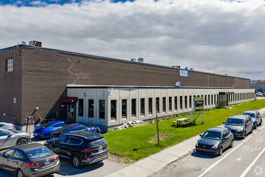 401-425 Blvd Montpellier, Montréal, QC for lease - Building Photo - Image 2 of 7