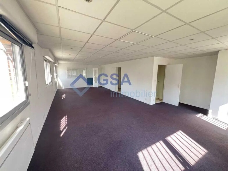 Office in Lisses for lease - Interior Photo - Image 2 of 4