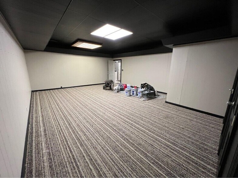 1918-1936 E Meadowmere St, Springfield, MO for lease - Building Photo - Image 2 of 13