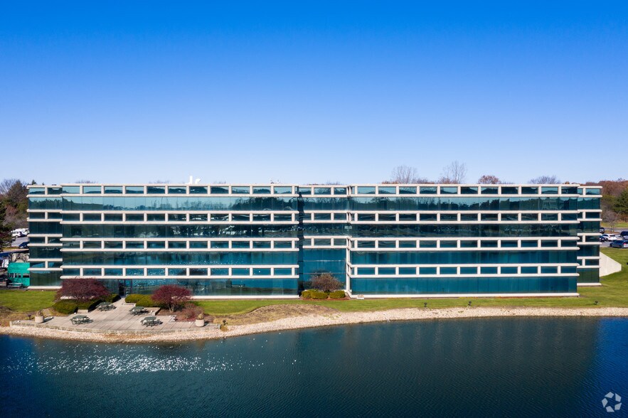 2801 Lakeside Dr, Bannockburn, IL à louer - Photo du bâtiment - Image 2 de 6