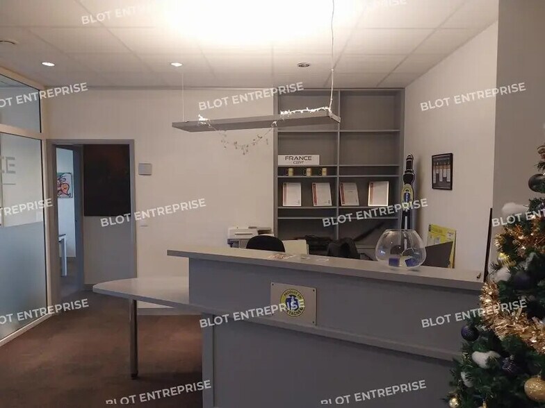 Office in Quimper for lease - Lobby - Image 1 of 8