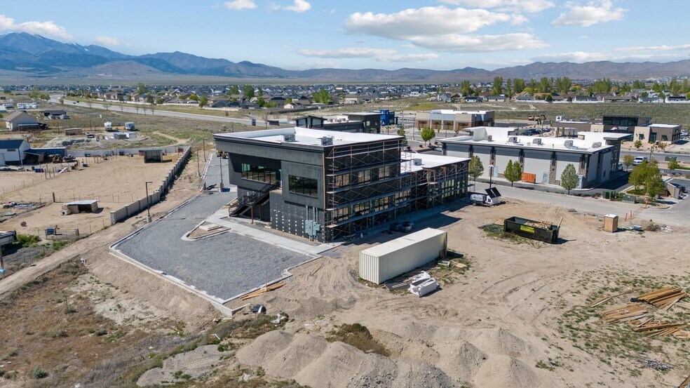 1318 E Eagle Mountain Blvd, Eagle Mountain, UT à louer - Photo du bâtiment - Image 3 de 9